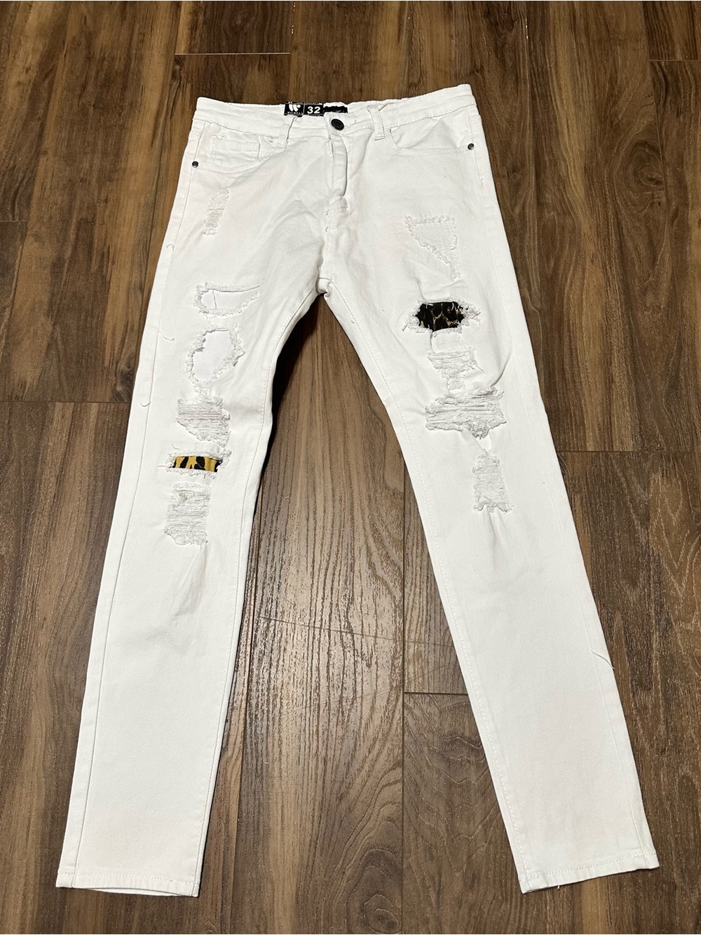 New Waimea Men’s White Distressed Skinny Jeans Leopard Patches 32x31 NWT